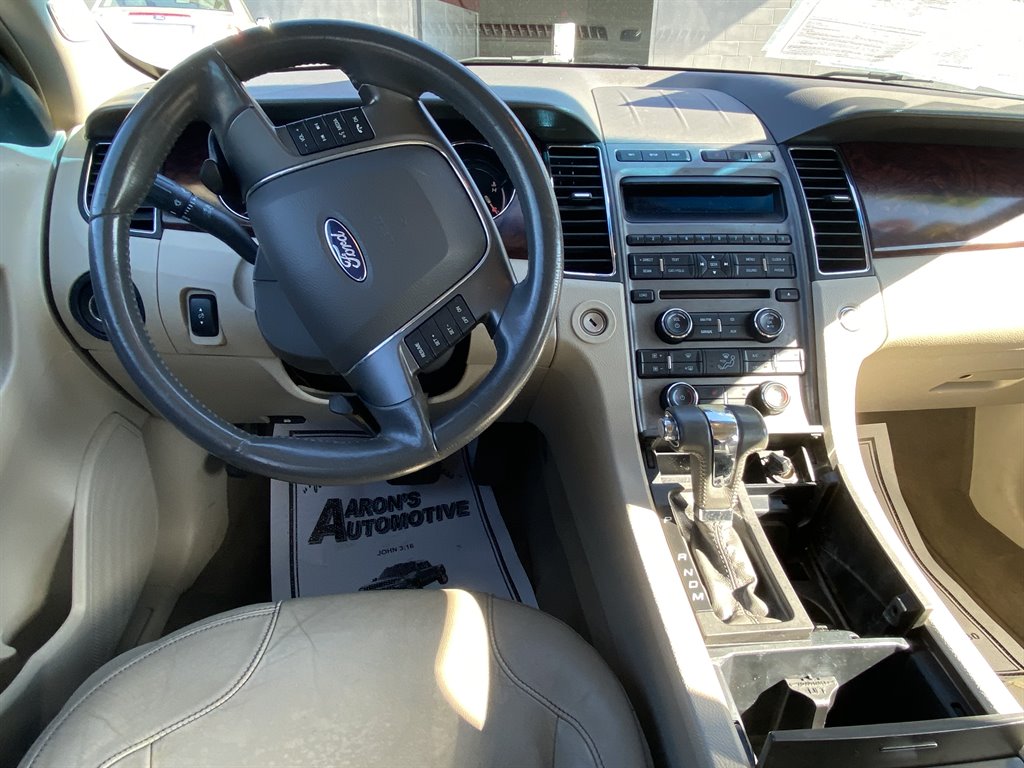 2010 Ford Taurus SEL photo 5