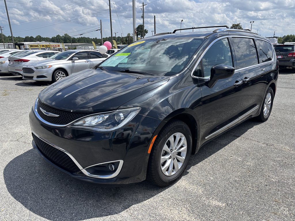 2019 Chrysler Pacifica Touring L's photo