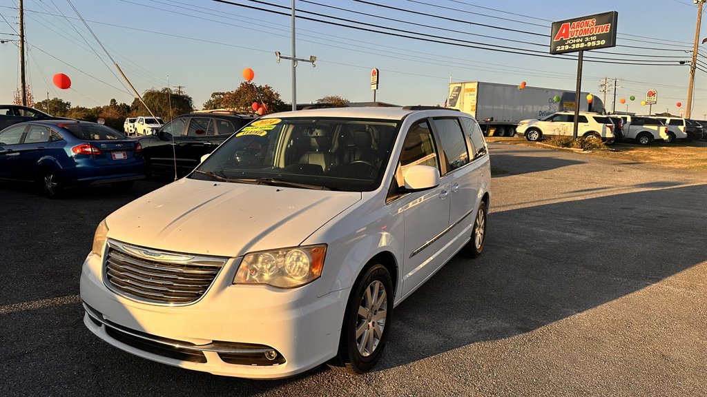 2014 Chrysler Town & Country Touring's photo
