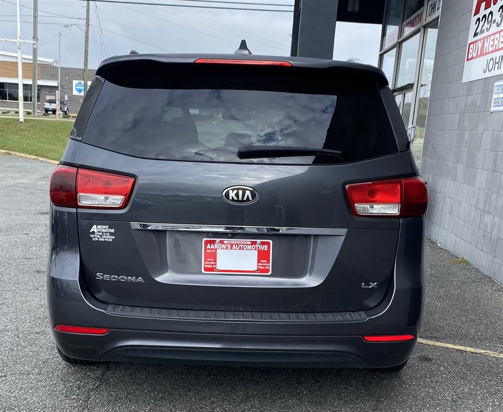 2015 Kia Sedona LX photo 2